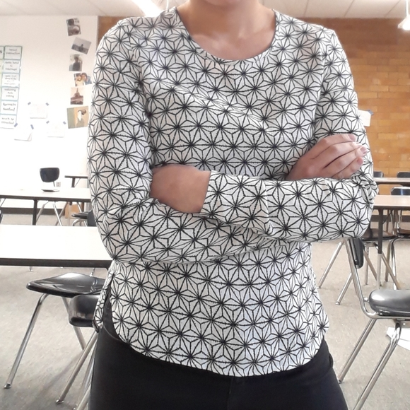 H&M Tops - 🐶Black and white blouse by H&M size 2